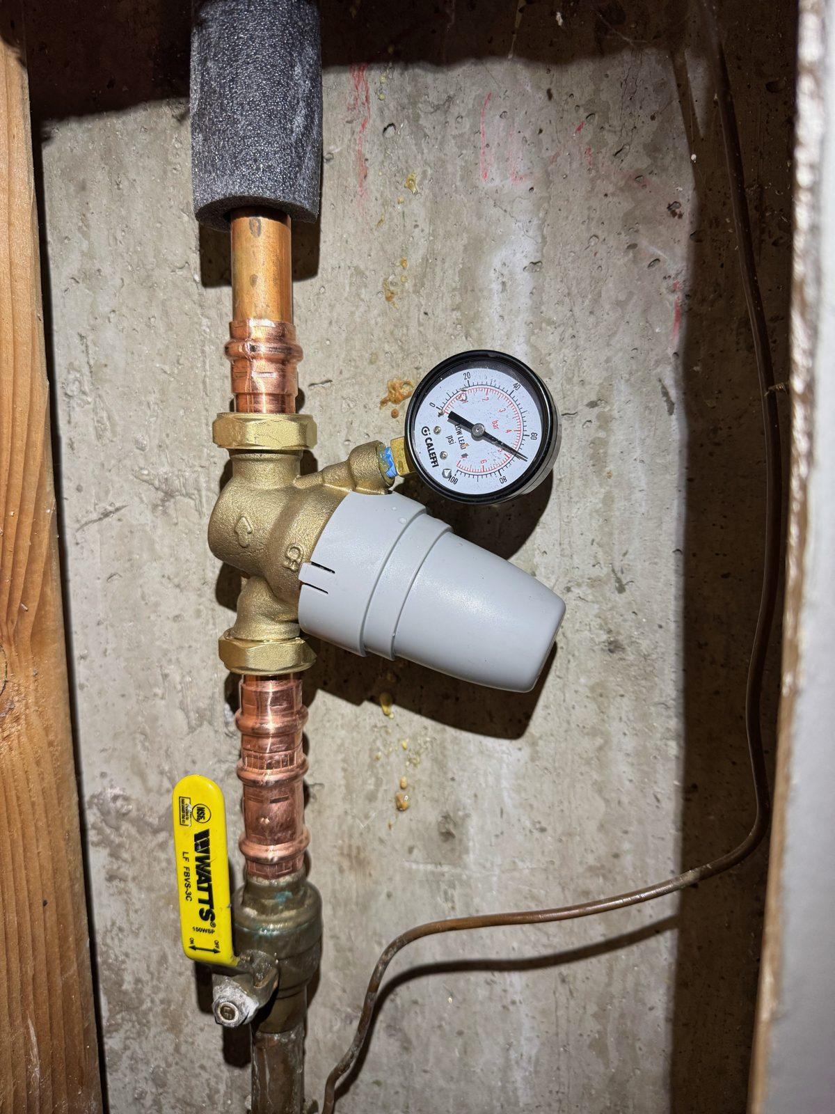 Pressure-reducing valve with gauge installed on a copper water line