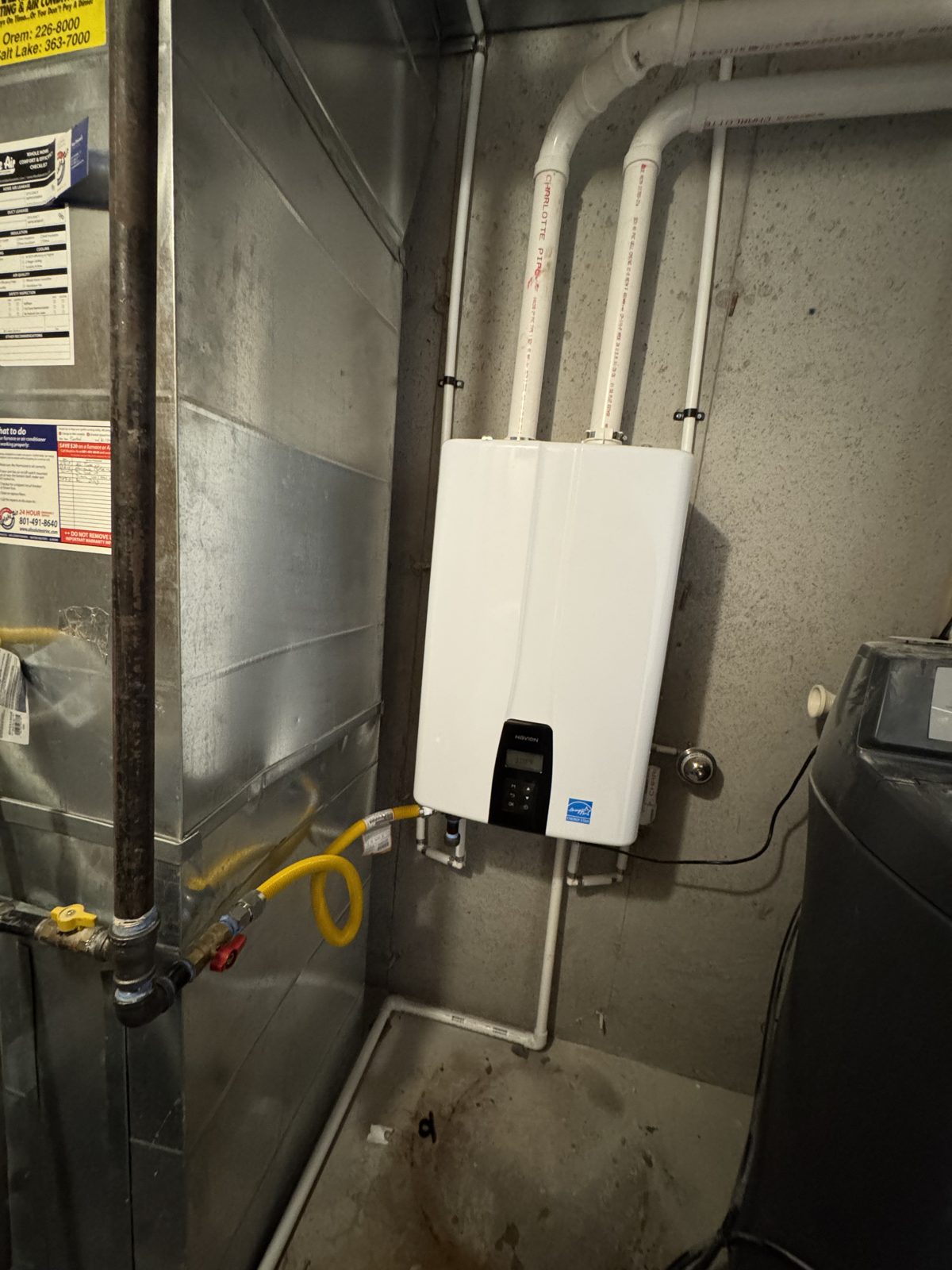 Tankless water heater with flexible gas line connection
